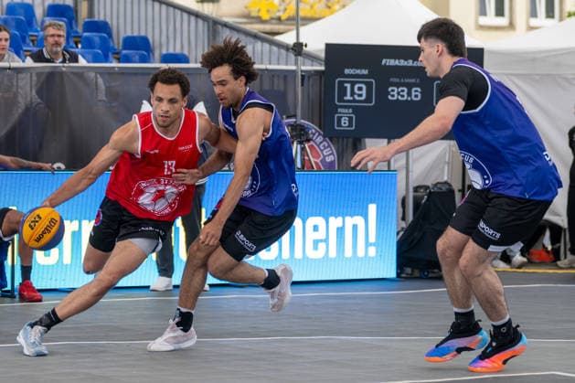 Duel between Miles Osei Team Bochum, 13 and Emanuel Aloys Mpacko Team Hannover, 31 Next to Sebastian Schwachhofer Team Hannover, 09 Innside 3x3 Circus, Basketball, Group Phase, D Sports, 13 06 2026 Innside 3x3 Circus, Basketball, Group Phase, D Sports, 13 06 2026 Duesseldorf Copyright: xEibner-Pressefoto ThomasxHaeslerx EP_THR
