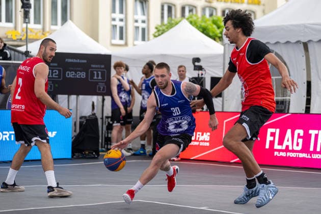 Duel between Yoeri Hoexum Team Twente, 30 and Rotimi Sofiane Ogunniyi Team Bonn, 03 Besides Milos Jovanovic Team Bonn, 02 Innside 3x3 Circus, Basketball, Group Phase, D Sports, 13 06 2026 Innside 3x3 Circus, Basketball, Group Phase, D Sports, 13 06 2026 Duesseldorf Copyright: xEibner-Pressefoto ThomasxHaeslerx EP_THR