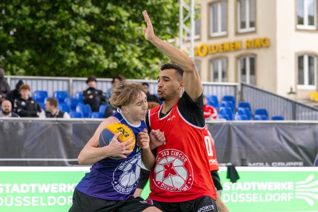 duel between Emil Schumacher Team New Delhi, 58 and Paul Djoko Team Toulouse, 11 Innside 3x3 Circus, basketball, group phase, D Sports, 13 06 2026 Innside 3x3 Circus, basketball, group phase, D Sports, 13 06 2026 Duesseldorf Copyright: xEibner-Pressefoto ThomasxHaeslerx EP_THR