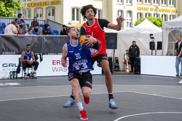 Duel between Yoeri Hoexum Team Twente, 30 and Rotimi Sofiane Ogunniyi Team Bonn, 03 Innside 3x3 Circus, Basketball, Group Stage, D Sports, 13 06 2026 Innside 3x3 Circus, Basketball, Group Stage, D Sports, 13 06 2026 Duesseldorf Copyright: xEibner-Pressefoto ThomasxHaeslerx EP_THR