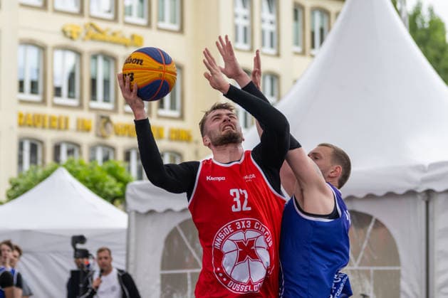 Duel between Lennart Schultz Team Bonn, 32 and Yoeri Hoexum Team Twente, 30 Innside 3x3 Circus, Basketball, Group stage, D Sports, 13 06 2026 Innside 3x3 Circus, Basketball, Group stage, D Sports, 13 06 2026 Duesseldorf Copyright: xEibner-Pressefoto ThomasxHaeslerx EP_THR
