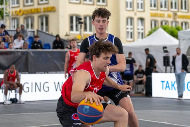 Duel between Stef Poels Team Utrecht, 25 and Bela Doleviczenyi Team Brisbane, 33 Innside 3x3 Circus, Basketball, Group Stage, D Sports, 13 06 2026 Innside 3x3 Circus, Basketball, Group Stage, D Sports, 13 06 2026 Duesseldorf Copyright: xEibner-Pressefoto ThomasxHaeslerx EP_THR
