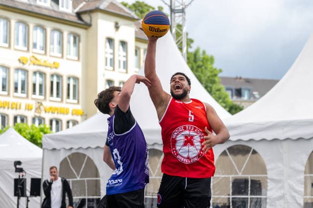 duel between Bela Doleviczenyi Team Brisbane, 33 and Calvin Poulina Team Utrecht, 05 Innside 3x3 Circus, Basketball, Group Stage, D Sports, 13 06 2026 Innside 3x3 Circus, Basketball, Group Stage, D Sports, 13 06 2026 Duesseldorf Copyright: xEibner-Pressefoto ThomasxHaeslerx EP_THR