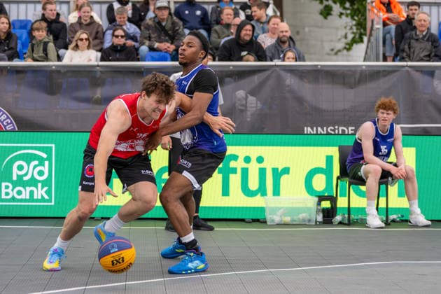 Duel between Stef Poels Team Utrecht, 25 and Rodney Agyeman Team Brisbane, 60 Innside 3x3 Circus, Basketball, Group stage, D Sports, 13 06 2026 Innside 3x3 Circus, Basketball, Group stage, D Sports, 13 06 2026 Duesseldorf Copyright: xEibner-Pressefoto ThomasxHaeslerx EP_THR