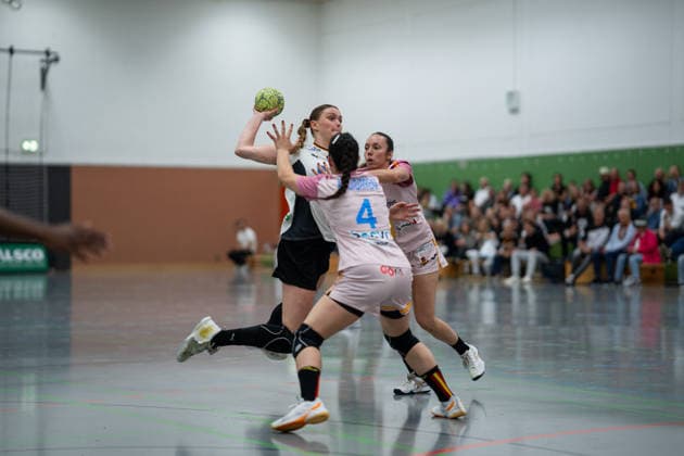 U20 Women National Team Germany GER vs U20 Women National Team Spain SPA , Handball, Four Nations Tournament, 13 6 2026, Season 2025 2026, Hannover Emma Niemann Germany U20 Women, 17, plays at HC Leipzig in goal throw against Libe Arruabarrena Gaztanazpi Spain U20 Women, 04 Hannover Sporthalle IGS Badenstedt Germany