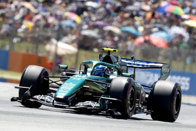 BARCELONA - Fernando Alonso (Aston Martin) waves to his fans during the third free practice session for the Barcelona-Catalonia Grand Prix. SANDER KONING ANP xVIxANPxSportx xxANPxIVx 560894224 originalFilename: 560894224.jpg