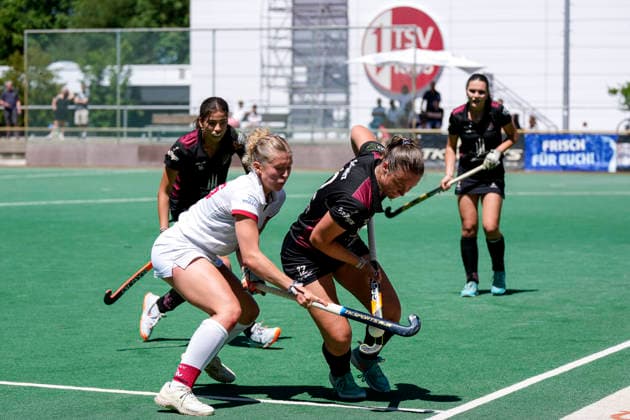 v li Lotte Nafzger TSVMH, 26 , Jessica Schwarz HCL, 12 , duel, duel, tackle, tackling, dynamics, action, action, 13 06 2026, Mannheim Germany , Hockey, 2 Bundesliga, Group South, Women, TSV Mannheim HC Ludwigsburg xozx