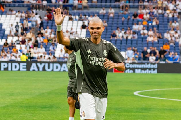 ESP Corazon Classic Match 2026 Real Madrid Leyendasv Inter Legends Pepe of Real Madrid during Corazon Classic Match 2026 between Real Madrid Leyendas v Inter Legends played at Santiago Bernabeu Stadium, Madrid on June 13, 2026 in Spain Madrid Spain Futbol Copyright: xAlbaxPachecox xAgenciaxLOFx