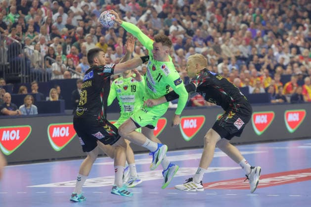 13 06 2026, xtgx, handball, EHF Champions League semi-final, SC Magdeburg Füchse Berlin v l Elvar Orn Jonsson Magdeburg, 19 , Lasse Andersson Berlin, 11 , Magnus Saugstrup Magdeburg, 23 duel, duel, fight, tackle Koeln