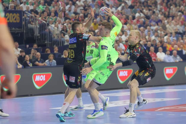 13 06 2026, xtgx, handball, EHF Champions League semi-final, SC Magdeburg Füchse Berlin v l Elvar Orn Jonsson Magdeburg, 19 , Lasse Andersson Berlin, 11 , Magnus Saugstrup Magdeburg, 23 duel, duel, fight, tackle Koeln