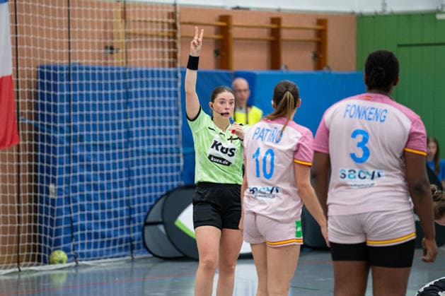 U20 Women National Team Germany GER vs U20 Women National Team Spain SPA , Handball, Four Nations Tournament, 13 6 2026, Season 2025 2026, Hannover The referee gives a 2 minute penalty against Nerea Patino Limes Spain U20 Women, 10 Hannover Sporthalle IGS Badenstedt Germany
