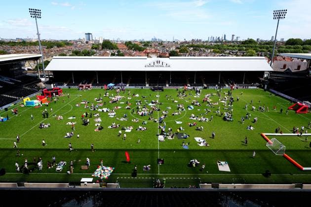 Football, England, FC Fulham, Picnic on the lawn of Craven Cottage