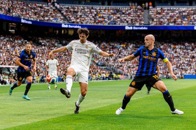ESP Corazon Classic Match 2026 Real Madrid Leyendasv Inter Legends Granero of Real Madrid and Cambiasso of Inter during Corazon Classic Match 2026 between Real Madrid Leyendas v Inter Legends played at Santiago Bernabeu Stadium, Madrid on June 13, 2026 in Spain Madrid Spain Futbol Copyright: xAlbaxPachecox xAgenciaxLOFx