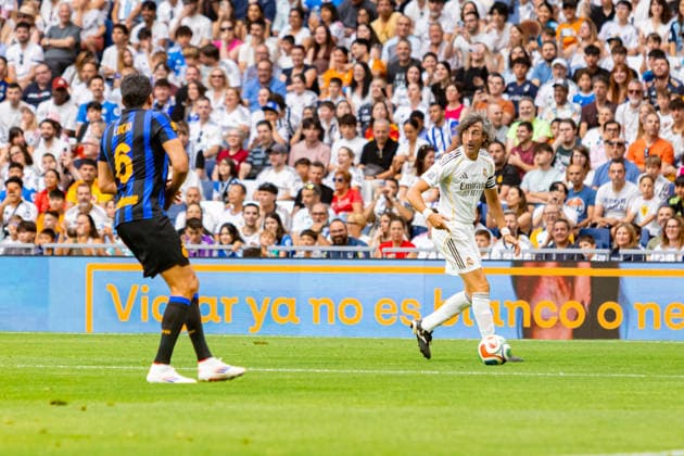 ESP Corazon Classic Match 2026 Real Madrid Leyendasv Inter Legends Jose Emilio Amavisca of Real Madrid during Corazon Classic Match 2026 between Real Madrid Leyendas v Inter Legends played at Santiago Bernabeu Stadium, Madrid on June 13, 2026 in Spain Madrid Spain Futbol Copyright: xAlbaxPachecox xAgenciaxLOFx