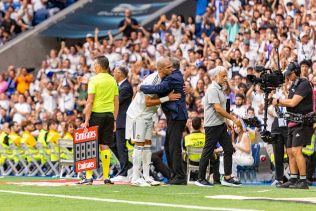 ESP Corazon Classic Match 2026 Real Madrid Leyendasv Inter Legends Pepe of Real Madrid and Camacho of Real Madrid during Corazon Classic Match 2026 between Real Madrid Leyendas v Inter Legends played at Santiago Bernabeu Stadium, Madrid on June 13, 2026 in Spain Madrid Spain Futbol Copyright: xAlbaxPachecox xAgenciaxLOFx