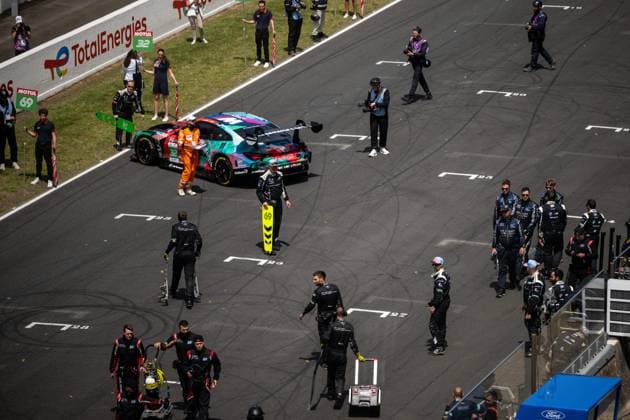 24h du Mans Jour 9 PHOTOPQR OUEST FRANCE Guillaume Saligot Ouest-France ; Le Mans ; 13 06 2026 ; la Team WRT 32 ( LMGT3 ), pilotée par Darren LEUNG , Sean GELAEL et Augusto FARFUS est mise en grille lors du samedi de course de la 94e édition des 24h du Mans Auto 24 Heures du Mans Auto , course automobile comptant pour le championnat du monde d endurance , à Le Mans ( Sarthe ), le 13 juin 2026 . Photo : Guillaume Saligot Ouest-France Le Mans, France, june 13th 2026 24 Hours of Le Mans Le Mans France  Copyright: xPHOTOPQR OUESTxFRANCE MAXPPPxGuillaumexSaligotx xOuest-Francex 20260613OFR7694 20260613OFR7694