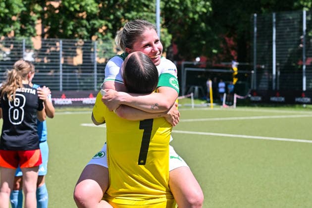 HISCOX Verbandspokal SC Amicitia München SpVgg Greuther Fürth 13 06 2026 MUNICH, GERMANY 13 June The guests cheer after winning the cup Lisa BAYER SpVgg Greuther Fürth 1 and Daniela BALDA SpVgg Greuther Fürth 11 after the match between SC Amicitia München and SpVgg Greuther Fürth in the final of the HISCOX Verbandspokal at the SC Amicitia sports complex Copyright: xBEAUTIFULxSPORTS Goldbergx