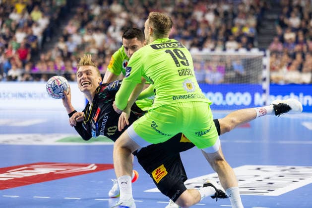Gisli KRISTJANSSON SC Magdeburg, 10 in a duel against Mijajlo MARSENIC Fuechse Berlin, 93 and Mathias GIDSEL Fuechse Berlin, 19 GER, SC Magdeburg vs Fuechse Berlin, Handball, TruckScout24 EHF FINAL4 2026, Semifinal, Season 2025 2026, 13 06 2026, GER, SC Magdeburg vs Fuechse Berlin, Handball, TruckScout24 EHF FINAL4 2026, Semifinal, Season 2025 2026, 13 06 2026, Cologne Copyright: xEibnerxPressefoto OliverxSchmidtx EP_OST