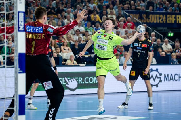 Cologne, 12 05 2026, Handball, Men, EHF Champions League Men 2025 26, Semi-final, SC Magedeburg Füchse Berlin Hakun West Av Teigum Füchse Berlin, 34 on goal throw against Sergey Hernandez Ferrer SC Magdeburg, 1