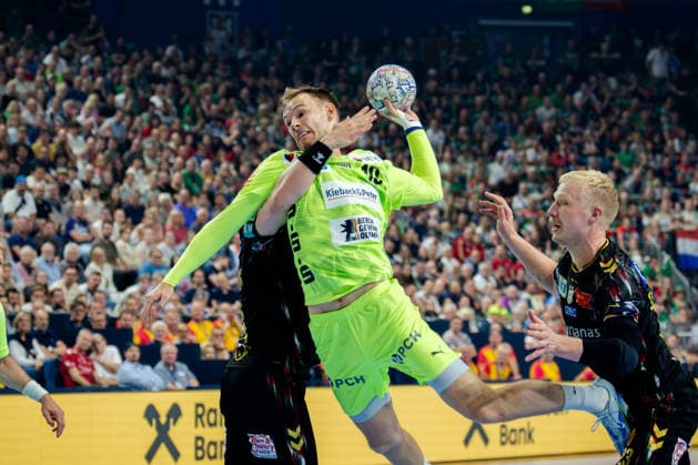 Cologne, 12 05 2026, Handball, Men, EHF Champions League Men 2025 26, Semi-final, SC Magedeburg Füchse Berlin Mathias Gidsel Füchse Berlin, 19 obstructed on goal throw by Elvar Örn Jonsson SC Magdeburg, 19