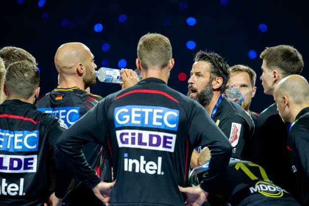 Cologne, 12 05 2026, Handball, Men, EHF Champions League Men 2025 26, Semi-final, SC Magedeburg Füchse Berlin Bennet Wiegert SC Magdeburg emotional during a time-out