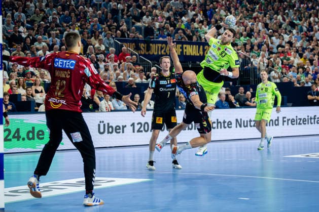 Cologne, 12 05 2026, Handball, Men, EHF Champions League Men 2025 26, Semi-final, SC Magedeburg Füchse Berlin Mijajlo Marsenic Füchse Berlin, 93 interfered with by Oscar Bergendahl SC Magdeburg, 54