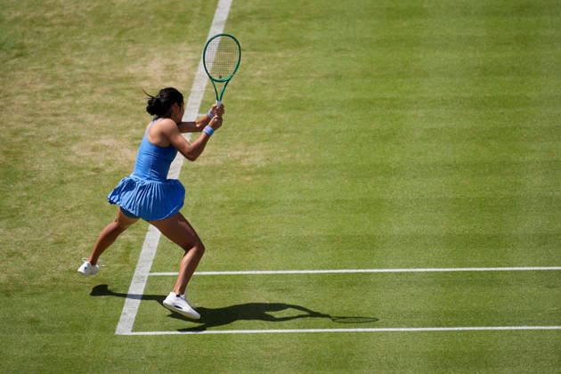 HSBC Championships - Day Six Emma Raducanu of Great Britain competes during her quarter-final match at The HSBC Championships 2026 Women s tennis tournament at The Queen s Club in London, England, on June 13, 2026. London United Kingdom  Copyright: xOwenxHammondx originalFilename:hammond-thehsbcc260613_npkqf.jpg