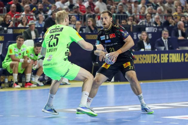 13 06 2026, xgox, handball EHF Champions League semi-final SC Magdeburg Füchse Berlin v l Matthes Langhoff Berlin, 25 , Albin Lagergren Magdeburg, 21 duel, fight, tackle Köln
