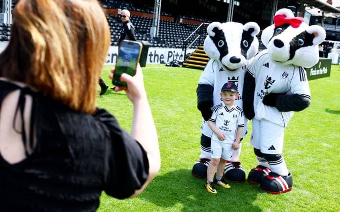 Fulham FC Picnic on the Pitch 2026. Fulham FC Picnic on the Pitch, Day One, Football, Craven Cottage, London - 13 Jun 2026London Craven Cottage United Kingdom  Copyright: xJamesxMarsh Shutterstockx 16924169ef