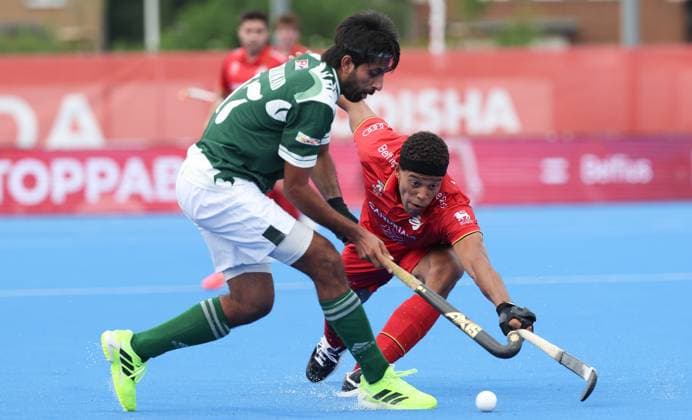Pakistan s Muhammad Hammadudin and Belgium s Nelson Onana fight for the ball during a hockey game between Belgian national team, Nationalteam Red Lions and Pakistan, Saturday 13 June 2026 in Ottignies-Louvain-la-Neuve, match 9 16 in the group stage of the men s FIH Pro League competition. VIRGINIExLEFOUR  x177502779x