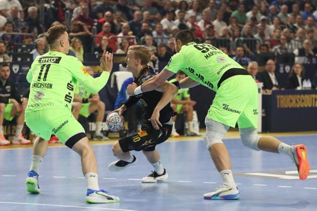 Cologne 13.06.2026. Pilka reczna EHF Liga Mistrzow sezon 2025 26 final4 mecz: SC Magdeburg - Fuchse Berlin --- Handball EHF Champions League season 2025 26 final4 match: SC Magdeburg - Fuchse Berlin nz Kristjansson Gisli, Marsenic Mijajlo Fot. Kacper Staniec NEWSPIX.PL --- newspix.pl 