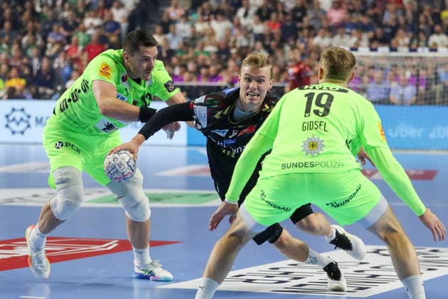 Cologne 13.06.2026. Pilka reczna EHF Liga Mistrzow sezon 2025 26 final4 mecz: SC Magdeburg - Fuchse Berlin --- Handball EHF Champions League season 2025 26 final4 match: SC Magdeburg - Fuchse Berlin nz Kristjansson Gisli, Marsenic Mijajlo Fot. Kacper Staniec NEWSPIX.PL --- newspix.pl 