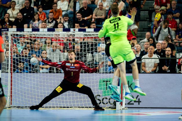 Cologne, 12 05 2026, Handball, Men, EHF Champions League Men 2025 26, Semi-final, SC Magedeburg Füchse Berlin Sergey Hernandez Ferrer SC Magdeburg, 1 cannot hold the ball from Lasse Bredekjaer Andersson Füchse Berlin, 11