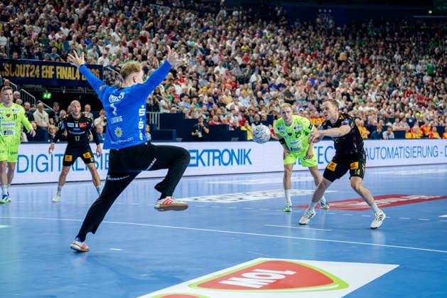 Cologne, 12 05 2026, Handball, Men, EHF Champions League Men 2025 26, Semi-final, SC Magedeburg Füchse Berlin Omar Ingi Magnusson SC Magdeburg, 14 at the winning meter against Lasse Ludwig Füchse Berlin, 1