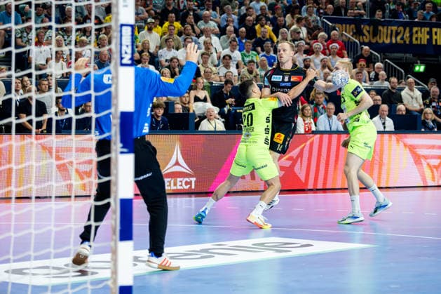 Cologne, 12 05 2026, Handball, Men, EHF Champions League Men 2025 26, Semi-final, SC Magedeburg Füchse Berlin Omar Ingi Magnusson SC Magdeburg, 14 in duel with Tim Freihöfer Füchse Berlin, 20