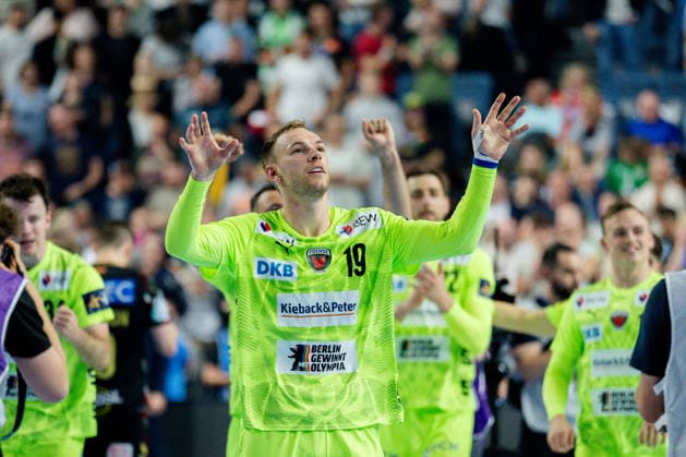 Cologne, 12 05 2026, Handball, Men, EHF Champions League Men 2025 26, Semi-final, SC Magedeburg Füchse Berlin Mathias Gidsel Füchse Berlin, 19 cheers the fans after the end of the match