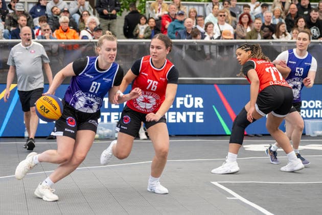 Duel between Emily Enochs Team Bielefeld, 61 and Marianna Byvatov Team Xanten, 76 Innside 3x3 Circus, Basketball, Group Stage, D Sports, 13 06 2026 Innside 3x3 Circus, Basketball, Group Stage, D Sports, 13 06 2026 Duesseldorf Copyright: xEibner-Pressefoto ThomasxHaeslerx EP_THR