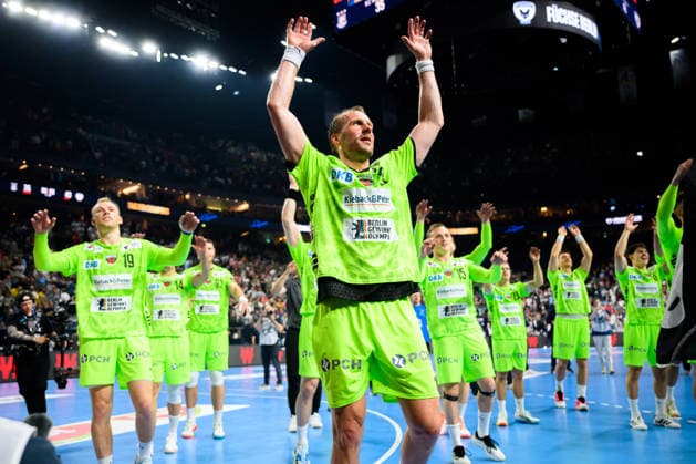 Koeln, Deutschland: Handball EHF CL Final 4 - Halbfinale - SC Magdeburg - Fuechse Berlin Max Darj (Berlin) Schlussjubel Schlußjubel Emotion Freude Koeln Lanxess Arena Nordrhein-Westfalen Deutschland *** Cologne, Germany Handball EHF CL Final 4 Semi-Final SC Magdeburg Fuechse Berlin Max Darj Berlin Final Cheers Final Cheers Emotion Joy Cologne Lanxess Arena North Rhine-Westphalia Germany