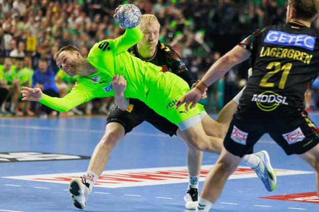 Mathias GIDSEL Fuechse Berlin, 19 in duel against Magnus SAUGSTRUP SC Magdeburg, 23 GER, SC Magdeburg vs Fuechse Berlin, handball, TruckScout24 EHF FINAL4 2026, semi-final, 2025 2026 season, 13 06 2026, GER, SC Magdeburg vs Fuechse Berlin, handball, TruckScout24 EHF FINAL4 2026, semi-final, 2025 2026 season, 13 06 2026, Cologne Copyright: xEibnerxPressefoto OliverxSchmidtx EP_OST