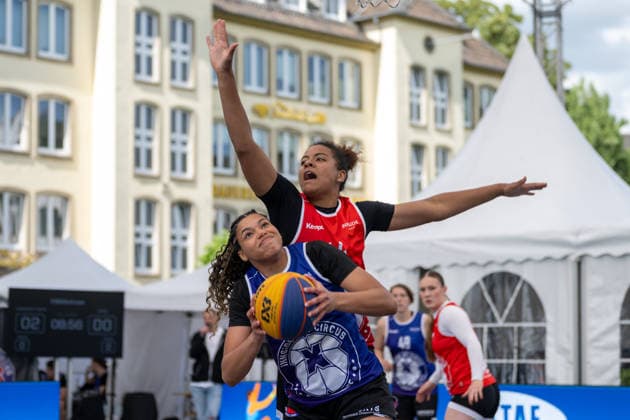 duel between Olivia Okpara Team Xanten, 72 and Lisanne Raewer Team Duesseldorf TUSA 06, 44 Innside 3x3 Circus, basketball, group phase, D Sports, 13 06 2026 Innside 3x3 Circus, basketball, group phase, D Sports, 13 06 2026 Duesseldorf Copyright: xEibner-Pressefoto ThomasxHaeslerx EP_THR