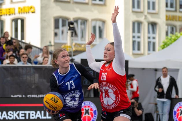 duel between Lilly Kueppers Team Xanten, 73 and Lena Lingnau Team Duesseldorf TUSA 06, 69 Innside 3x3 Circus, basketball, group phase, D Sports, 13 06 2026 Innside 3x3 Circus, basketball, group phase, D Sports, 13 06 2026 Duesseldorf Copyright: xEibner-Pressefoto ThomasxHaeslerx EP_THR