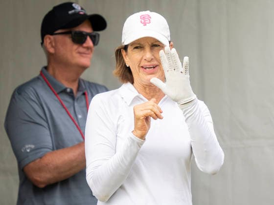 MIDLAND, MI - JUNE 13: Juli Inkster waves to the crowd during round three of the LPGA, Golf Damen Dow Championship on June 13, 2026, at Midland Country Club in Midland, Michigan. (Photo by Joseph Weiser Icon Sportswire) GOLF: JUN 13 LPGA Dow Championship EDITORIAL USE ONLY Icon2606130073