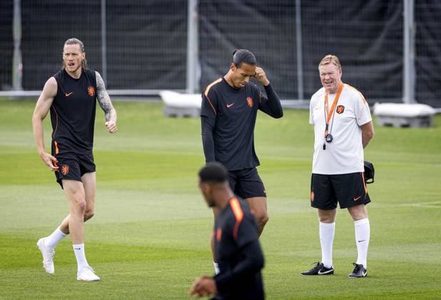 KANSAS CITY - Wout Weghorst for the Netherlands, Virgil van Dijk for the Netherlands, and Netherlands coach Ronald Koeman during a training session of the Dutch national team, Nationalteam at the KC Current Training Facility on June 13, 2026, in Kansas City. The Dutch national team begins the World Cup with a match against Japan. KOEN VAN WEEL ANP xVIxANPxSportx xxANPxIVx 560909668 originalFilename: 560909668.jpg