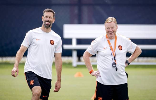 KANSAS CITY - Assistant Ruud van Nistelrooij and Netherlands coach Ronald Koeman during a training session of the Dutch national team, Nationalteam at the KC Current Training Facility, on June 13, 2026, in Kansas City. For the Dutch national team, the World Cup begins with a match against Japan. ROBIN VAN LONKHUIJSEN ANP xVIxANPxSportx xxANPxIVx 560909794 originalFilename: 560909794.jpg