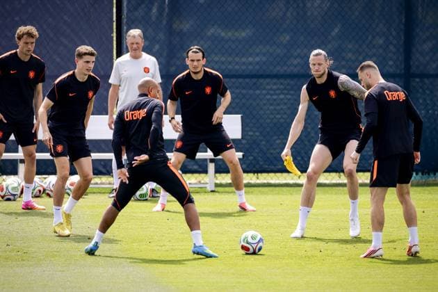 KANSAS CITY - Mats Wieffer (of the Netherlands), Guus Til (of the Netherlands), Donyell Malen (of the Netherlands), Marten de Roon (of the Netherlands), Wout Weghorst (of the Netherlands), and Teun Koopmeiners (of the Netherlands) during a training session of the Dutch national team, Nationalteam at the KC Current Training Facility on June 13, 2026, in Kansas City. The Dutch national team begins the FIFA World Cup, WM, Weltmeisterschaft, Fussball with a match against Japan. ROBIN VAN LONKHUIJSEN ANP xVIxANPxSportx xxANPxIVx 560910010 originalFilename: 560910010.jpg