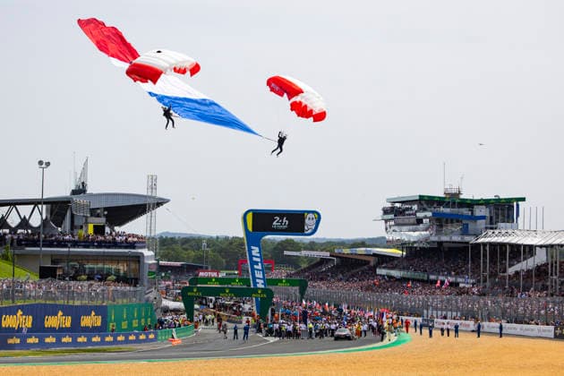 24 HEURES DU MANS 2026 - RACE - SATURDAY Starting grid with Sky diver during the 24 Hours of Le Mans 2026, 3rd round of the 2026 FIA World Endurance Championship, on June 13, 2026 on the Circuit des 24 Heures du Mans in Le Mans, France - Le MansFrance  Copyright: xJULIENxDELFOSSEx