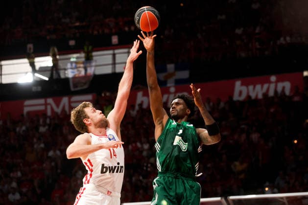 Olympiacos Piraeus v Panathinaikos - Greek Basketball League PIRAEUS, GREECE - JUNE 13:Sasha Vezenkov (L) of Olympiacos in action against Hayes Davies (R) of Panathinaikos during the 5th and last match of the Greek Basketball league finals between Olympiacos Piraeus and Panathinaikos, in Piraeus, Greece, 13 June 2026. Georgia Panagopoulou Anadolu Piraeus Greece. Editorial use only. Please get in touch for any other usage.  Copyright: x2026xAnadoluxGeorgiaxPanagopouloux