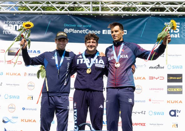 Award ceremony single canoe men, f li Adam Burgess GBR, Great Britain, silver , Raffaello Ivaldi ITA, Italy, winner, gold , Matej Benus SVK, Slovakia, bronze ICF Canoe Slalom World Cup 2026 Eiskanal Augsburg