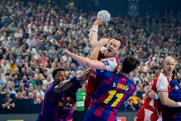 Cologne, 12 05 2026, Handball, Men, EHF Champions League Men 2025 26, Semi-final, Aalborg Handball FC Barcelona Sander Sagosen Aalborg Handball, 5 in duel with Djordje Cikusa i Jelicic FC Barcelona, 11 and Timothey N Guessan FC Barcelona, 19