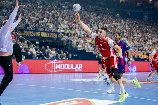 Cologne, 12 05 2026, Handball, Men, EHF Champions League Men 2025 26, Semi-final, Aalborg Handball FC Barcelona Alexandre Christoffersen Blonz Aalborg Handball, 17 on goal throw against Emil Nielsen FC Barcelona, 12